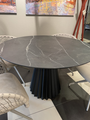 СТОЛ PLISSE ø120 MIDJ